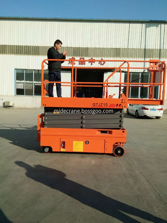 Self propelled scissor lift