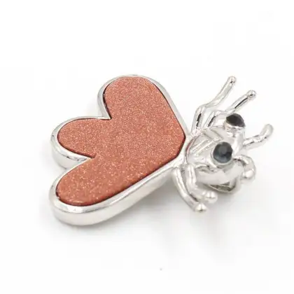 Natural Crystal Little Bee Pendant: A Stylish and Feminine Jewelry Accessory in Pine Stone