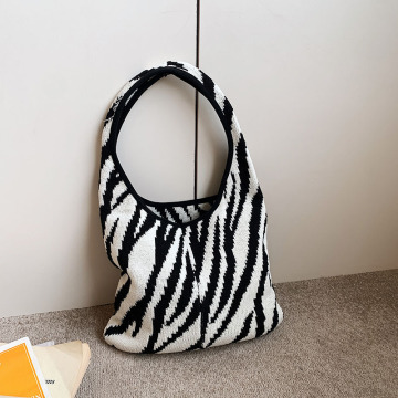 2024 Yeni Sıcak Satış Kadın Tote Çantaları Örme Tığ işi Zebra-şerit Tasarım Hafif Moda Koreli Hobo Çantalar