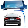 Rijden door een touchless automatische auto -wasmachine