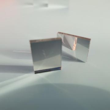 保護されたアルミニウムコーティングを備えた光学ミラー
