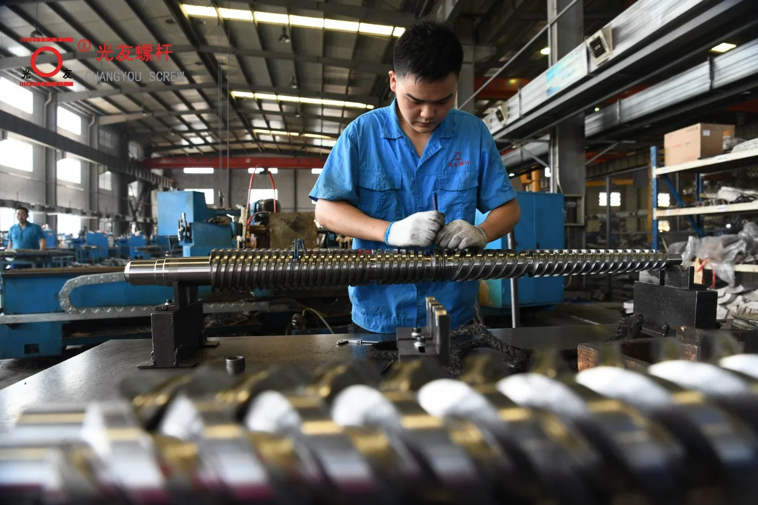 High-output solong extruder screw at bariles