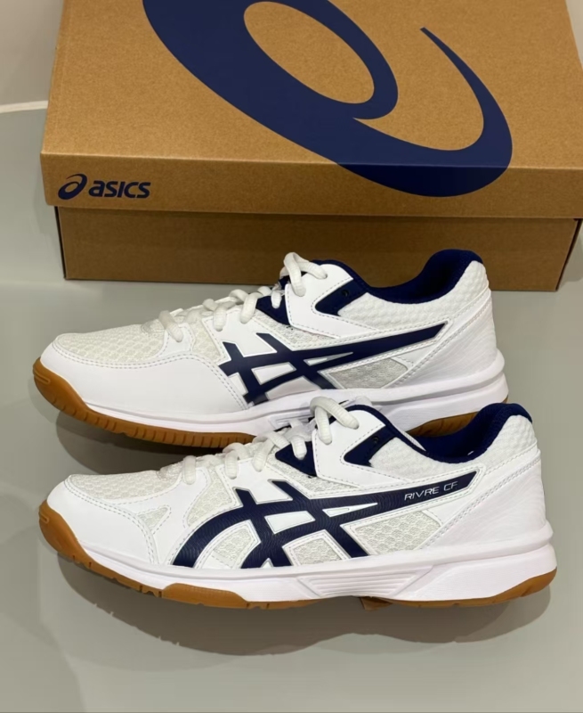 Shock-absorbing sports shoes