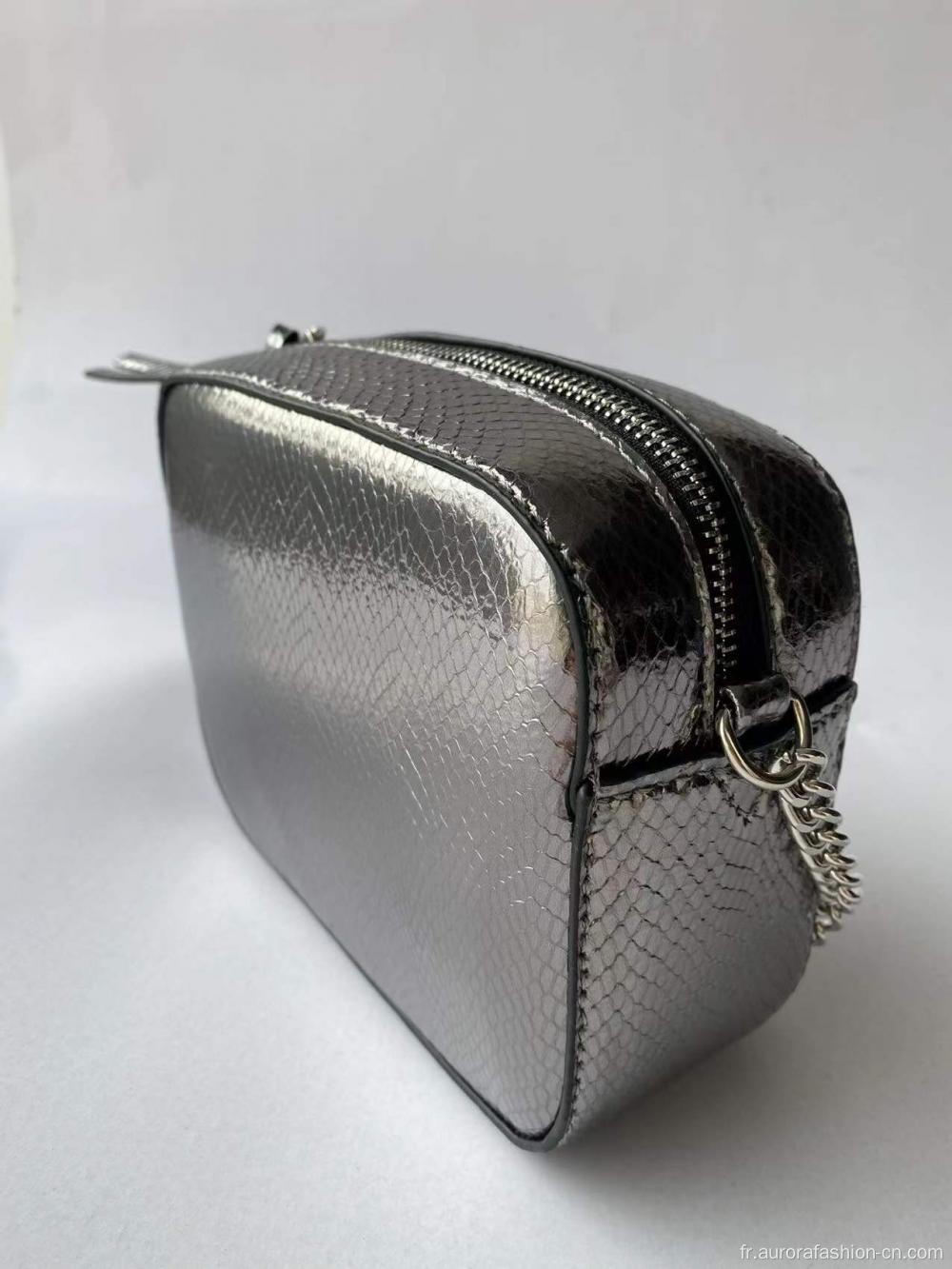 Sac à bandoulière en argent parfait pour les fêtes