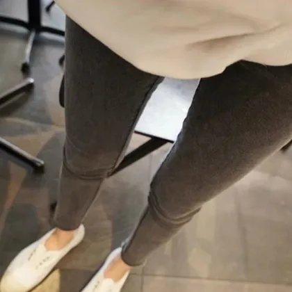 High waisted slim and elastic jeans