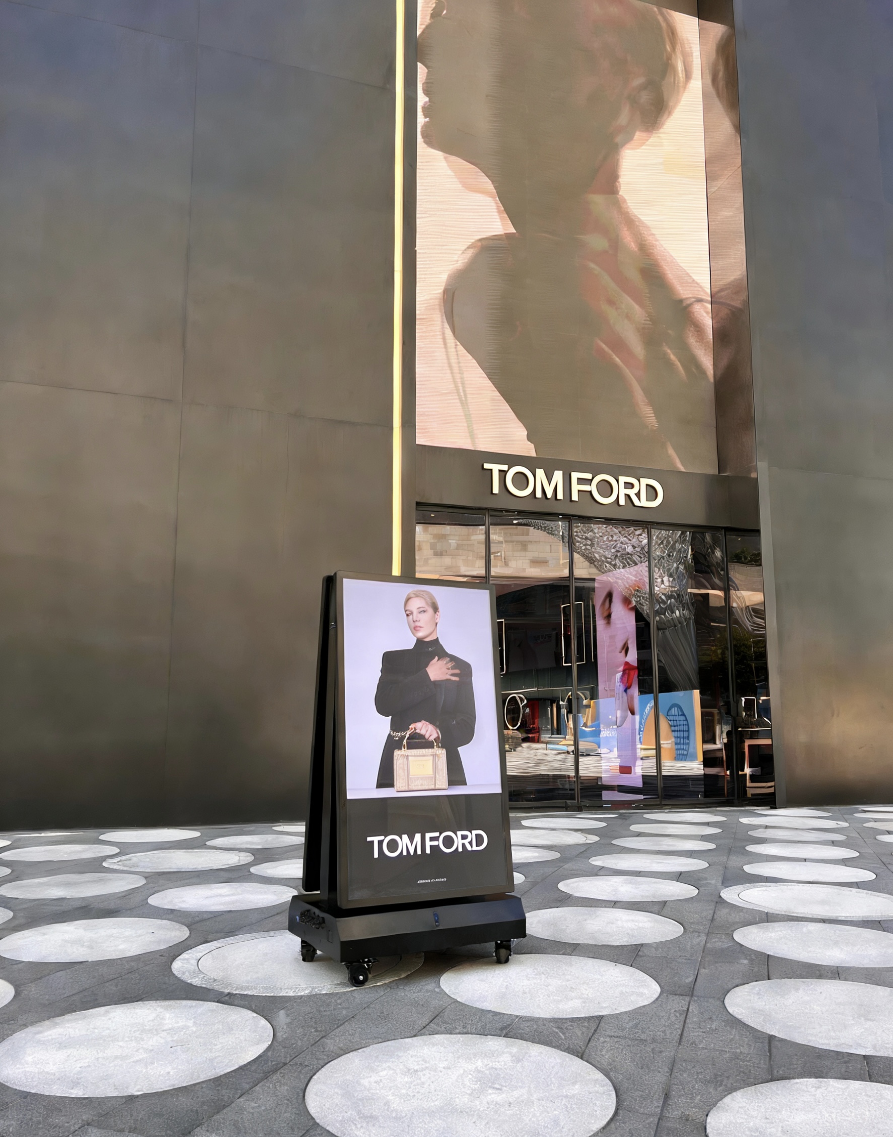 Yüksek çözünürlüklü video oynatımı için çift taraflı 4K çözünürlüklü dış mekan dijital posteri