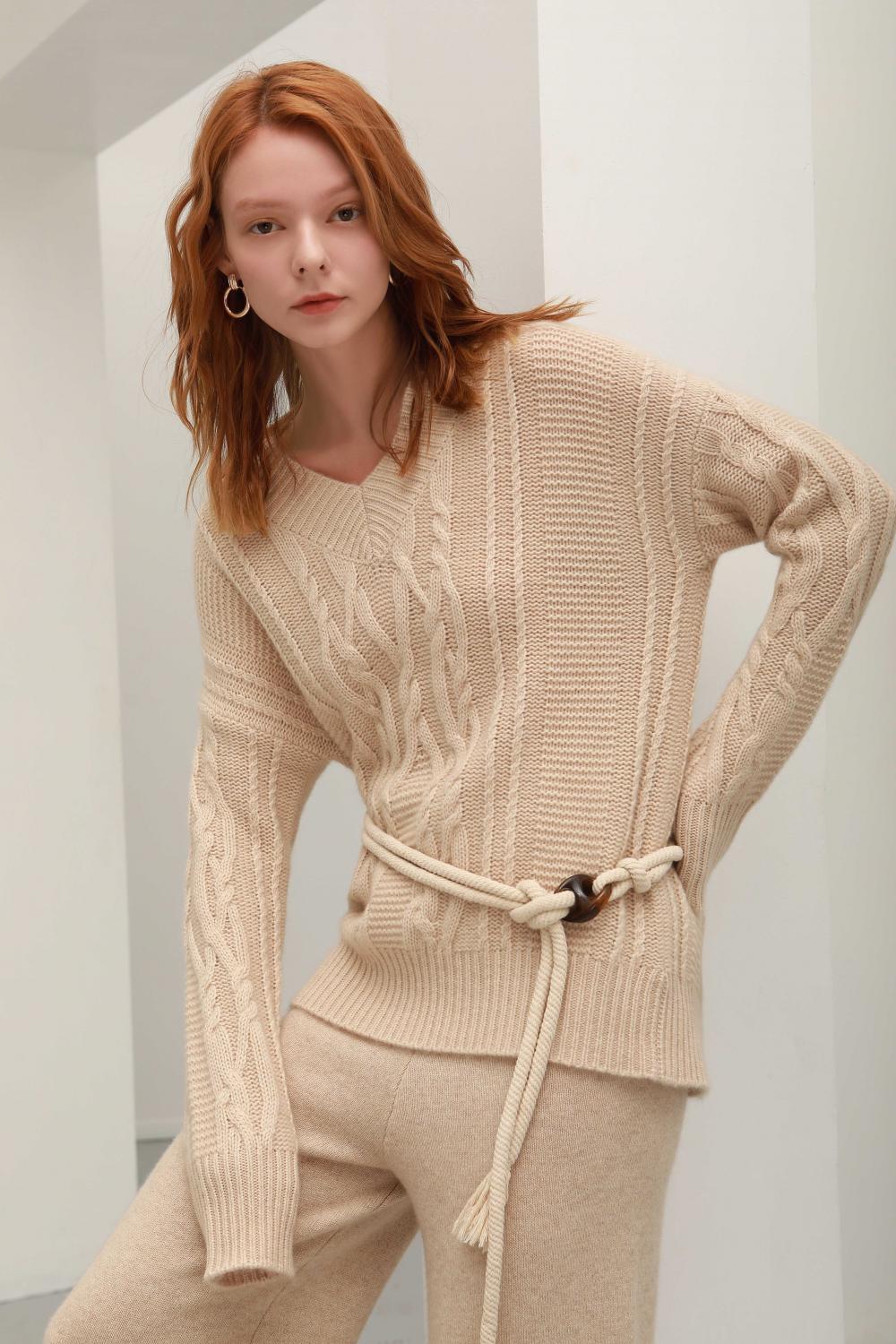 V-neck cashmere pullover with irregular hem