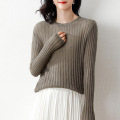 Mujer de suéter de punto retro de manga larga