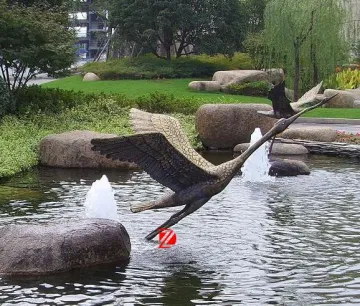 large flying bronze crane statue for lake decoration