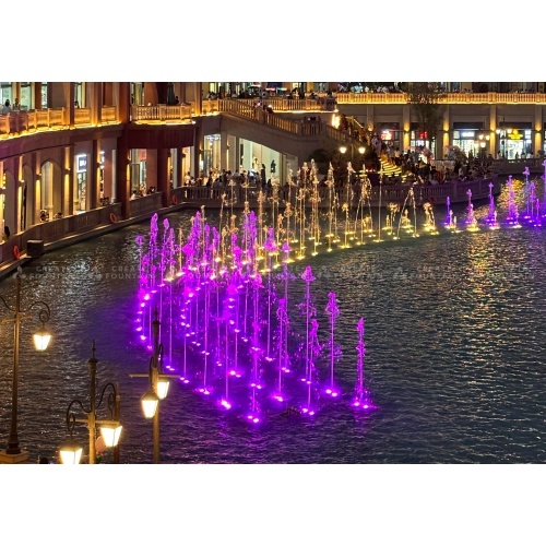 น้ำพุสระน้ำพร้อมการแสดงแสงสี