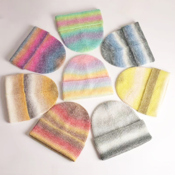 Aanpasbare luxe gradiënt regenboog gebreide muts met persoonlijk logo voor vrouwen