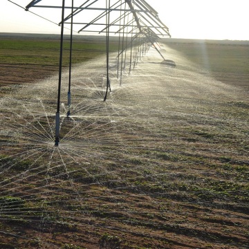 Spray center pivot irrigation system efficiency