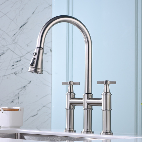 Mẹta Iho Afara Faucet pẹlu Fa-isalẹ sokiri