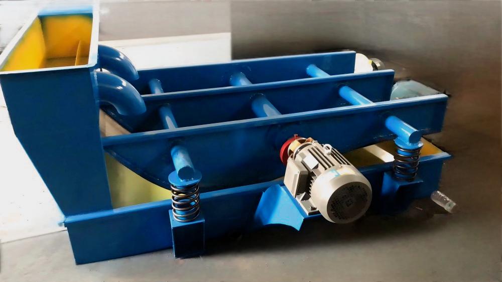 High frequency vibrating screen for pulp fiber filtration
