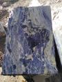 Halvt dyrbart stort blått sodalitmineral