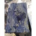 Mineral sodalite biru besar yang berharga