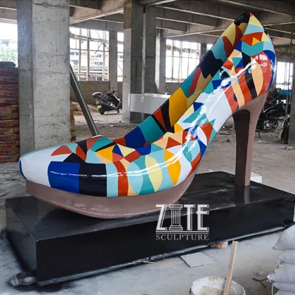 Fashion red fiberglass lady high heel shoe sculpture for shop mall decoration