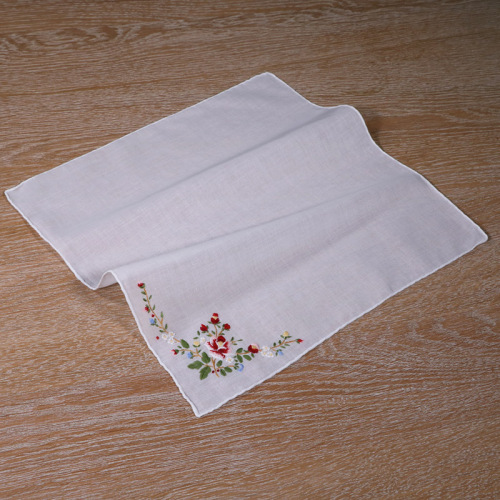 Delicado pañuelo de algodón bordado con rosas rojas