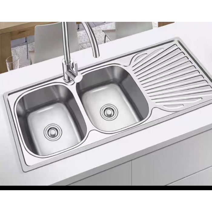 Edelstahlspüle mit zwei Waschbecken