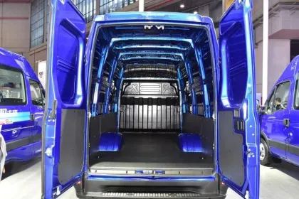 New In-Stock Pure Electric Commercial Van: Iveco Ousheng EV Passenger Truck Cargo Van Made in China