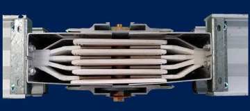 Single bolt connector with reliable insulation