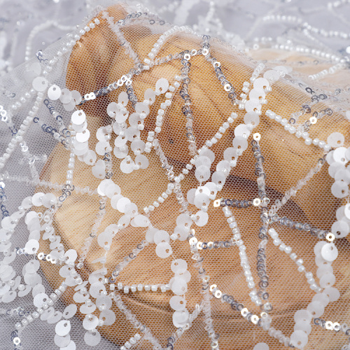 abito da sposa in tessuto di pizzo con paillettes