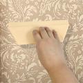 Pengikis plastik untuk meratakan kertas dinding