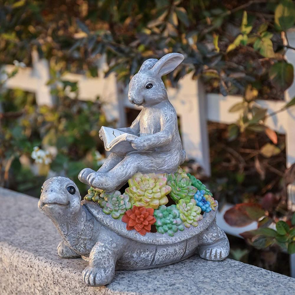 Lapin sur la statue en plein air du jardin de tortues