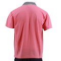 Hohes helles Pfirsich-Farben-T-Shirt des Mannes