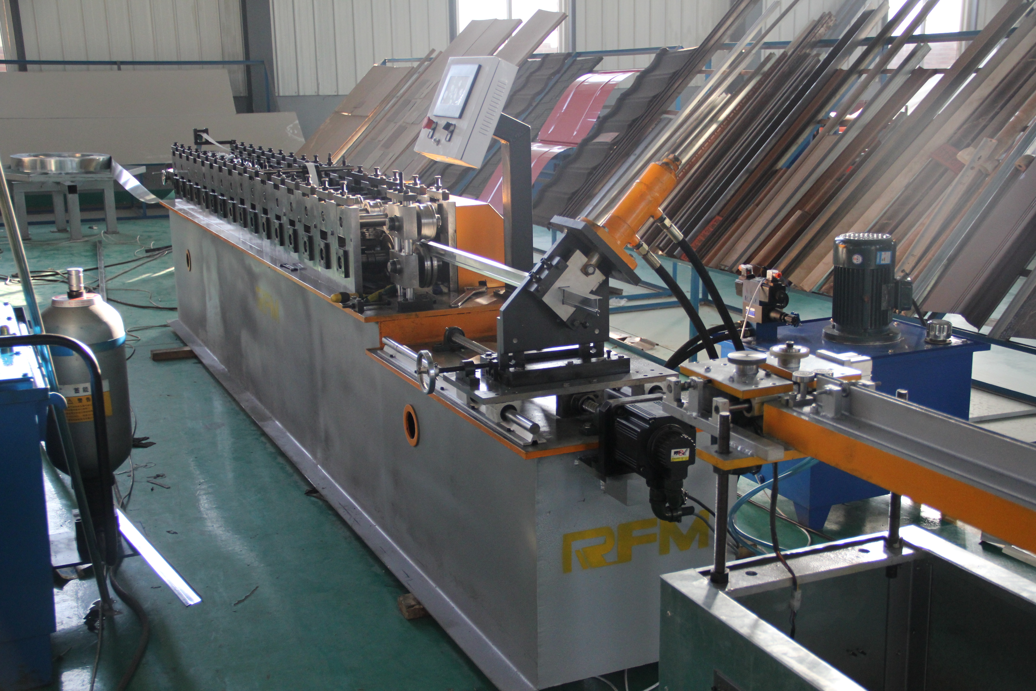 T bar roll forming machine