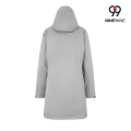 Parka de chuva com capuz impermeável e totalmente gravada de comprimento médio