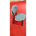 Silla nueva apilable minimalista con marco de metal resistente