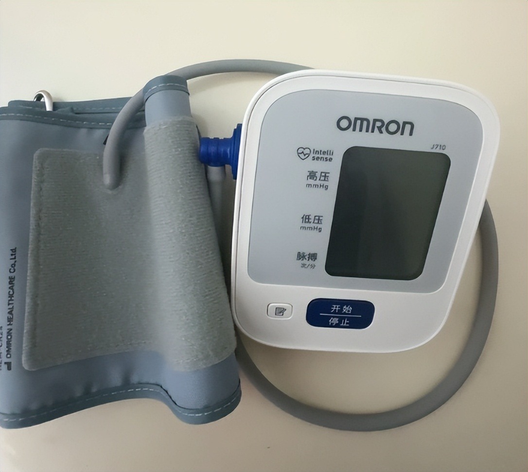 Miniature air pump for blood pressure monitors