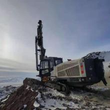 Máquina perforadora de pozos montada sobre orugas