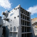 Rangka Baja Integral Tahan Aus Efisiensi Tinggi Jaw Crusher Dirancang Khusus untuk Penghancuran Utama Bijih Tambang dan
