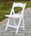 كرسي راتنج بيضاء لحفل زفاف في الهواء الطلق