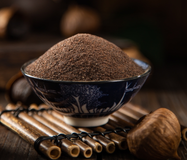 Black garlic granules for food