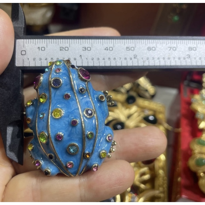 Um delicado broche de esmalte de meados do século