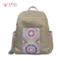 耐用防水背包，配有手工製作的民族刺繡