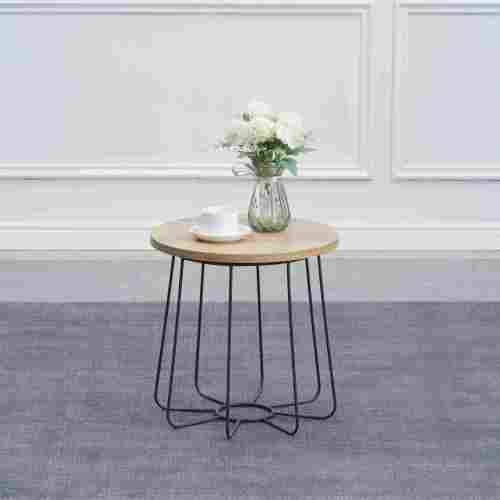 Элегантный приставной столик с железной рамой и дизайном из МДФ