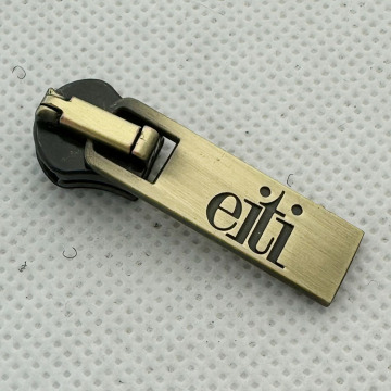 Custom Luxury Zipper Pullers for Handbags: Designer Zipper Pulls with Custom Logo for Bags