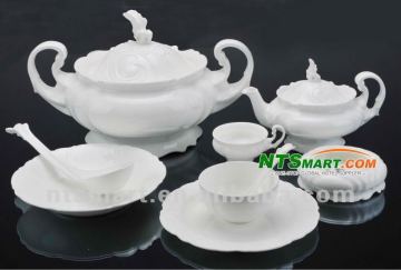 Porcelain dinnerware set with elegant design, different kinds of shapes and designs are available