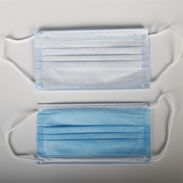 3 Schichten der chirurgischen Einweg-Gesichtsmaske mit blauem Staub