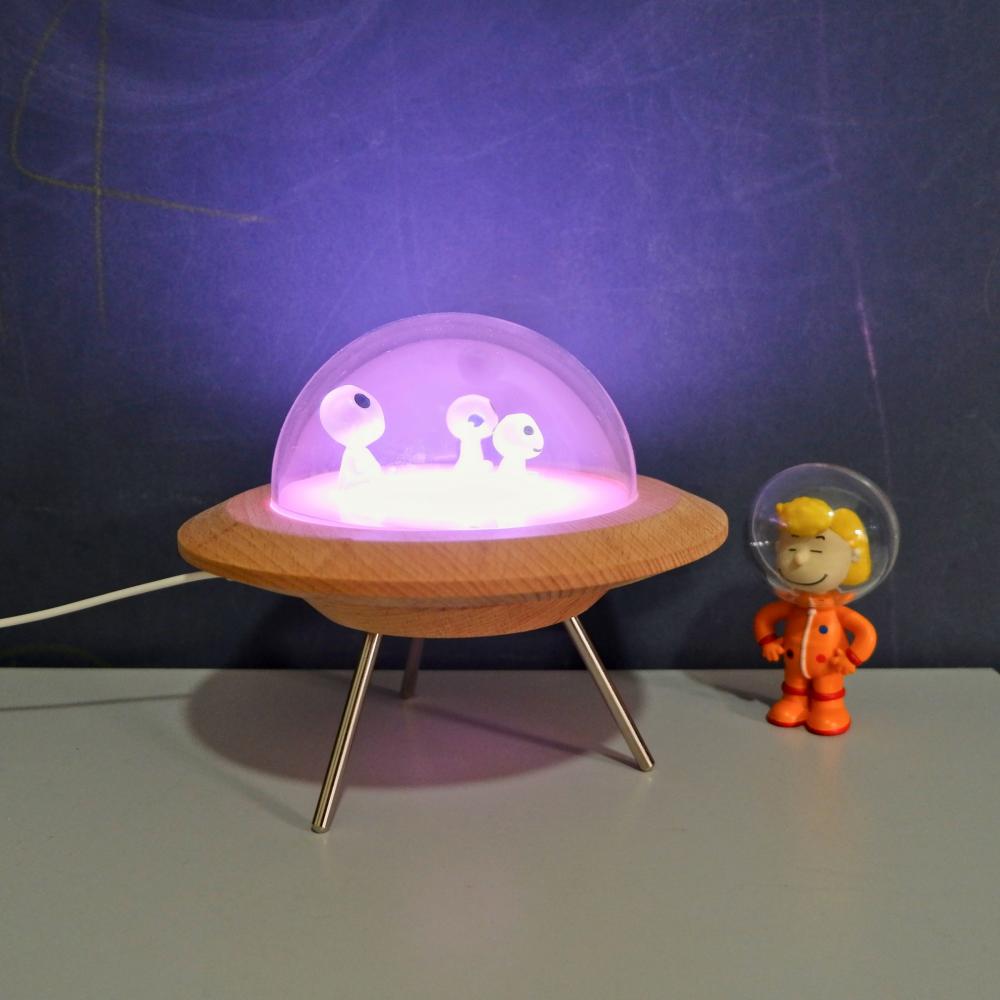 RGB Wooden UFO Night Light مع الأجانب