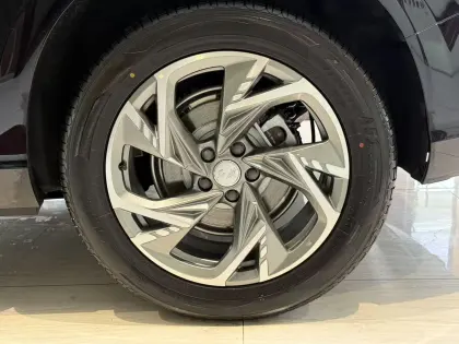 Luxury Plug In Hybrid SUV with Advanced Technology