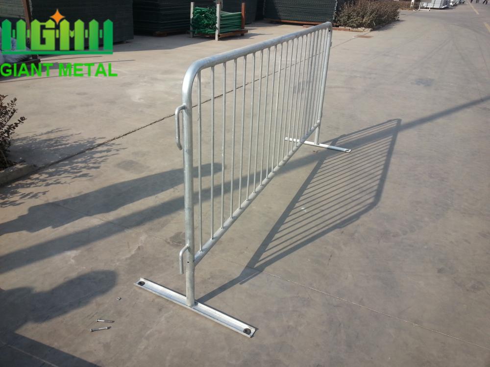 Road safety metal pedestrian used crowd control barrier