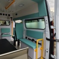 Ambulancia de gasolina que transporta el paciente para emergencias médicas