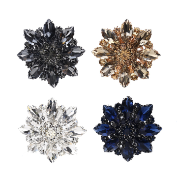 Pulsanti di strass in lega personalizzati: diamanta, fiori di cristallo e disegni in metallo
