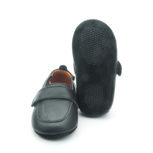 Schwarze elegante rutschfeste Baby-Bootsschuhe