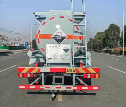 Sinotruk 6*4 Sulfuric Acid Hydrochloric Transport Vehicle